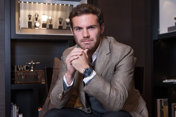 Juan-Mata-en-la-boutique-IWC-con-reloj-Laureus2